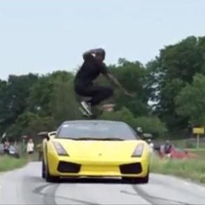 Hızla giden otomobilin &uuml;zerinden atladı