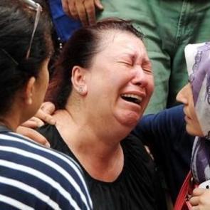 Evinin yanışını g&ouml;zyaşlarıyla izledi