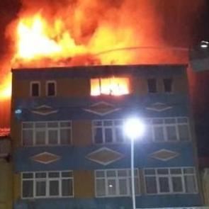 Devrilen elektrikli soba evi yaktı