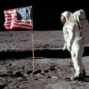 ABD'nin Ay'a diktiği bayrağa ne oldu?