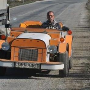 Ahşap aracıyla 27 yıldır işe gidiyor