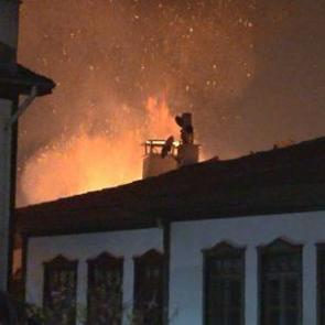 Ankara'da tarihi bina k&uuml;l oldu