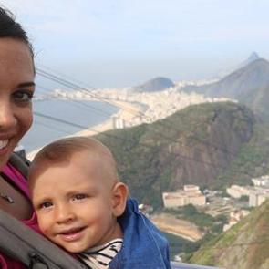 Anne kucağında Dünya turu