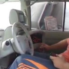 Aracın direksiyonunu arka koltuğa yerleştirdi