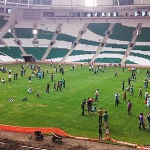 Arena ziyarete a&ccedil;ıldı, gelenler &ccedil;imleri ezdi