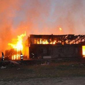 Avcılar'da tahta palet deposunda yangın 