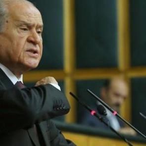 Bah&ccedil;eli, S&ouml;zc&uuml;'n&uuml;n sesini kesti!