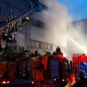 Bayrampaşa'da 4 katlı binada yangın &ccedil;ıktı