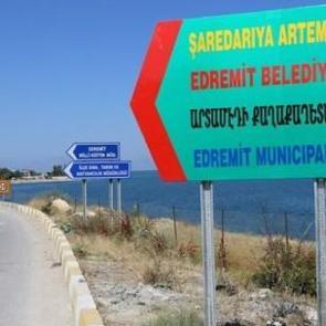 Belediye'den il&ccedil;e girişine 4 dilde tabela