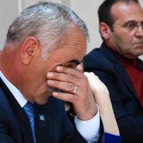 Belediyeyi 75 oyla kaptırınca g&ouml;zyaşlarına boğuldu