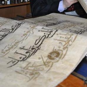 Bu k&uuml;t&uuml;phanedeki tarihi eserleri deve kuşu koruyor