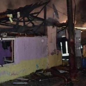 Bursa'da 2 ahşap ev yandı