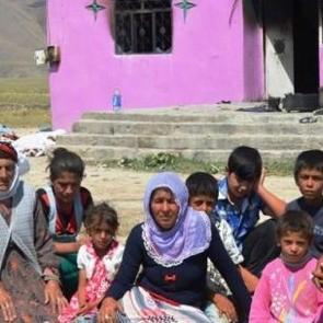 Evleri yanan 13 kişilik aile, sokakta kaldı