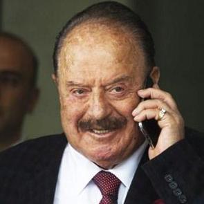 Cavcav'a b&uuml;y&uuml;k şok! Telefonu y&uuml;z&uuml;ne kapattı