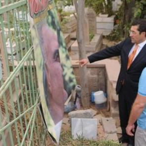 CHP'li başkan DEP'lilerin mezarında