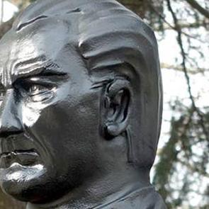 CHP'li belediyenin Atat&uuml;rk heykeli tepki &ccedil;ekti