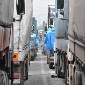Kağıt y&uuml;kl&uuml; TIR yanmaktan son anda kurtarıldı