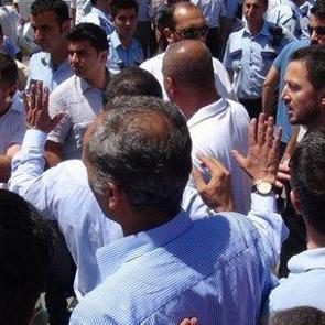 Diyarbakır'da belediye &ouml;n&uuml;nde kavga