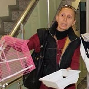 D&ouml;vizzedelerden şubede kuşlu eylem