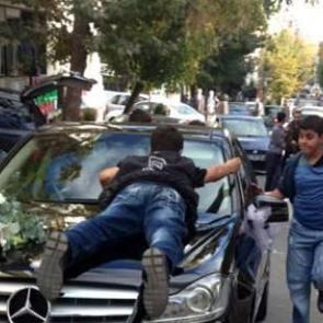 D&uuml;ğ&uuml;n konvoylarının &ouml;n&uuml;n&uuml; kesmek yasaklandı