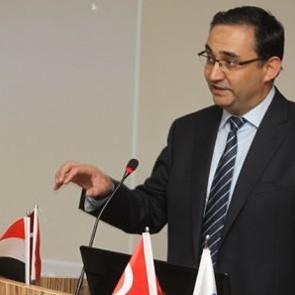 D&uuml;nyadaki &ccedil;arpık d&uuml;zeni b&ouml;yle anlattı