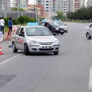 Ehliyette yeni d&ouml;nem s&uuml;r&uuml;c&uuml;leri zorluyor