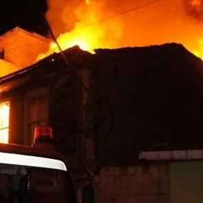 Fatih'te iki katlı ahşap bina yandı