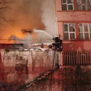 Fatih'te tarihi lisede yangın &ccedil;ıktı