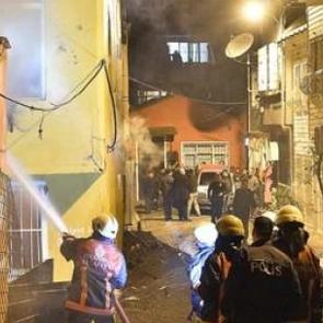 Fatih'teki yangın itfaiyecilere zor anlar yaşattı