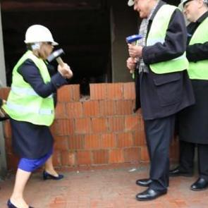 Fatma Şahin AVM yıkımı i&ccedil;in ilk balyozu vurdu