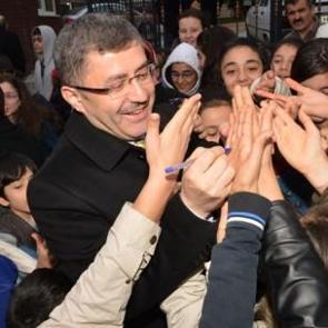 Gen&ccedil;liğin belediyesi Gen&ccedil;lerin başkanı