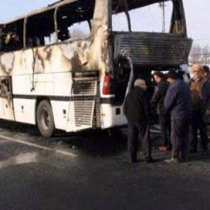 Hareket halindeki yolcu otob&uuml;s&uuml; yandı