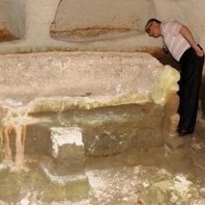 Hazineciler 2500 yıllık mezarları tahrip etti