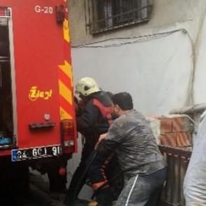 İstanbul'da yangın paniği! İki katlı ev yandı