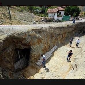 İstinat duvarı temelinde yeraltı yerleşkesi &ccedil;ıktı