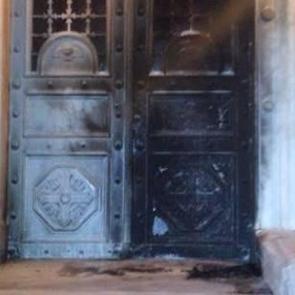 Kadık&ouml;y'de, kilisenin kapısı ateşe verildi