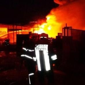 Fabrika alev alev yandı