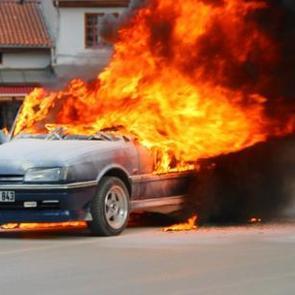 LPG'li ara&ccedil; seyir halindeyken yandı
