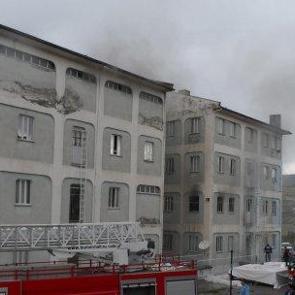 Manisa'da &ouml;ğrenci yurdunda yangın