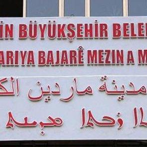Mardin B&uuml;y&uuml;kşehir Belediyesi'ne 4 dilde tabela