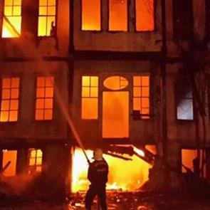Merzifon'da 150 yıllık tarihi ev yandı