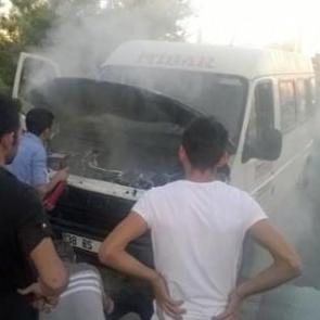 Minib&uuml;s alev aldı: İş&ccedil;iler &ouml;l&uuml;mden d&ouml;nd&uuml;