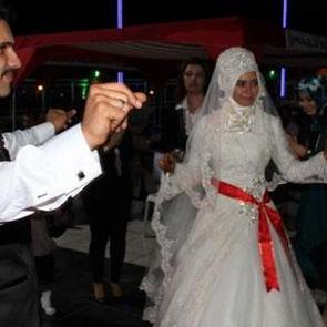Yeni &ccedil;ift &ouml;nce şaka sandı sonra şoke oldu!