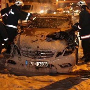 Seyir halindeki otomobil alev topuna d&ouml;nd&uuml;