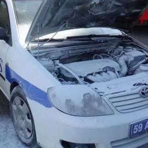 Seyir halindeki polis aracı yandı