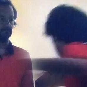 &Ccedil;ıldırdı! &Ouml;nce tekmeledi sonra sigara yaktı