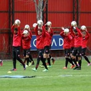 Stancu ve &Ouml;zg&uuml;r takımdan ayrı &ccedil;alıştı