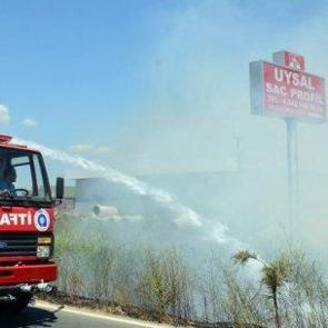 Sulama kanalında sazlık yangını