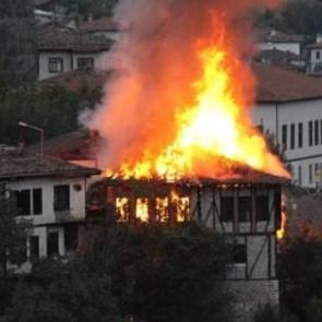Tarihi ev alevlere teslim oldu