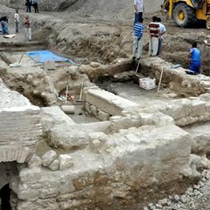 Tarihi saray g&uuml;n y&uuml;z&uuml;ne &ccedil;ıkarılıyor